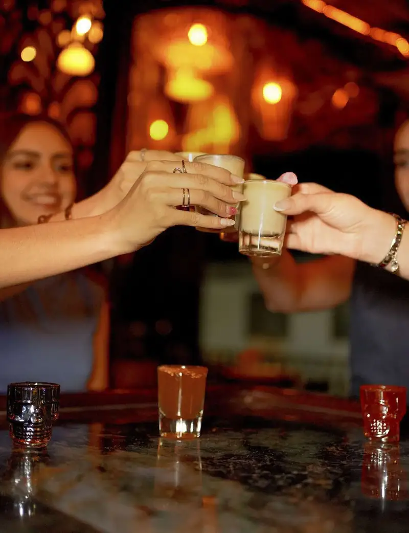 Un brindis entre amigos en Azotea